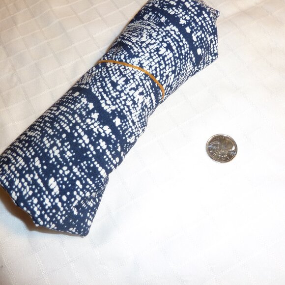 Fabric with random pattern of navy blue and white waves 95% cotton, 5% polyester - Picture 3 of 3